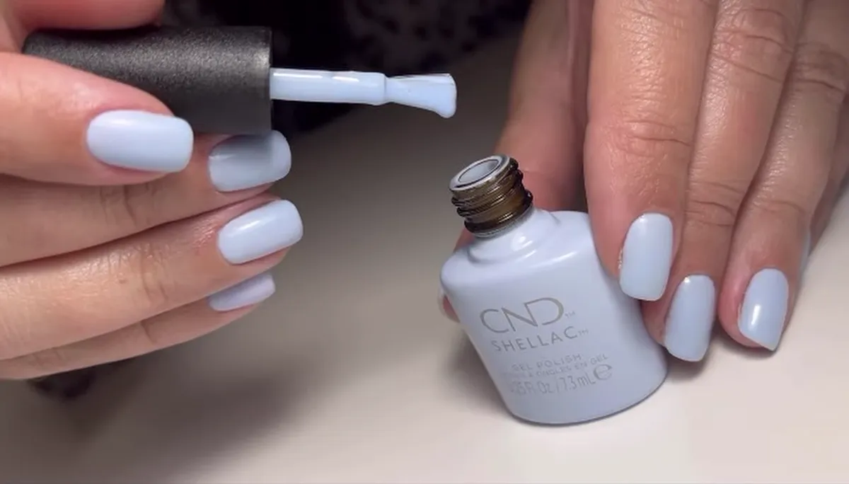 Pastelni manikir uz Shellac proizvod u salonu.